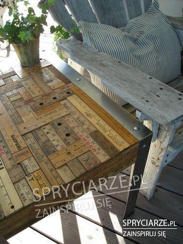 Stół z drewnianych miarek