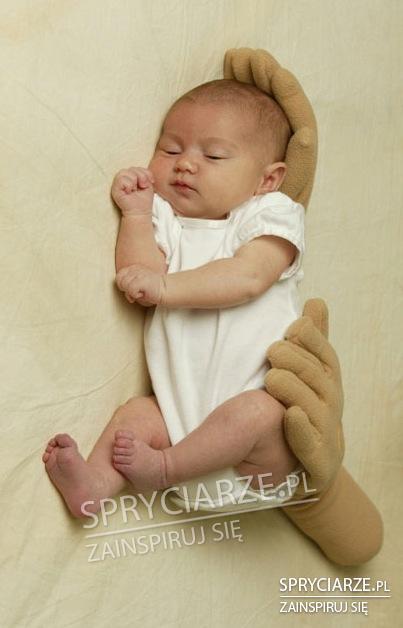 Poduszkowe ręce dla bezpiecznego snu dziecka