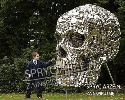 Ogromna czaszka z metalowych puszek