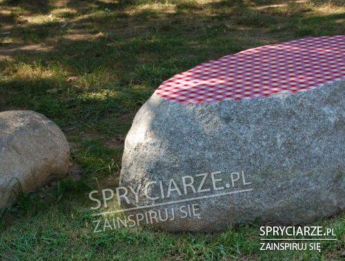 Stolik piknikowy na kamieniu