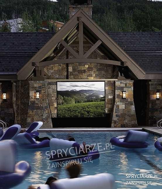 Kino na basenie