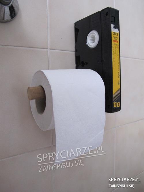 Uchwyt na papier toaletowy z kasety wideo