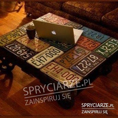 Stół z tablic rejestracyjnych
