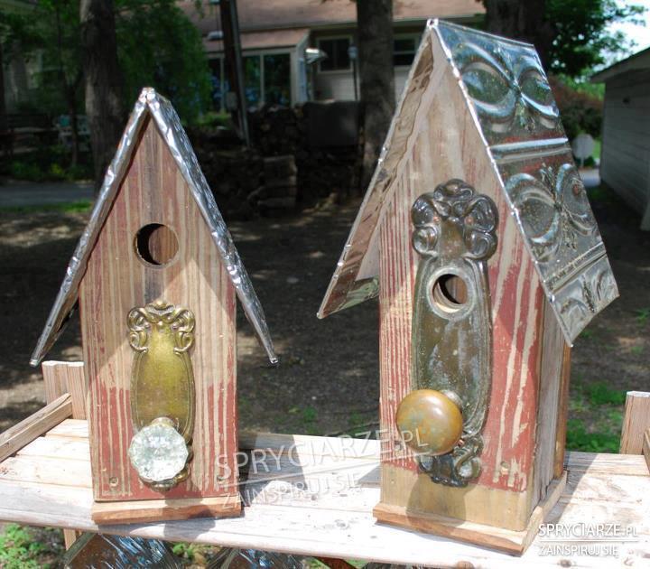Stylowe domki dla ptaków z klamkami