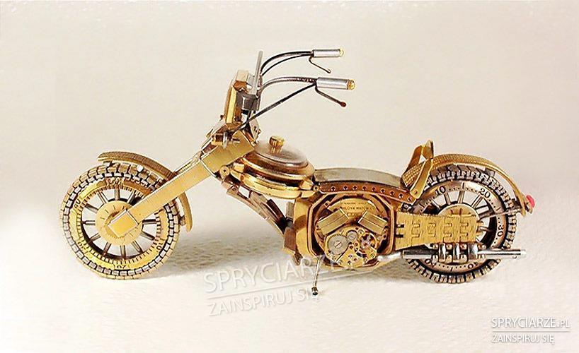 Motor ze złotych zegarków