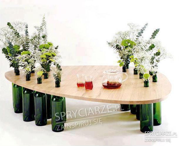 Stół na butelkach