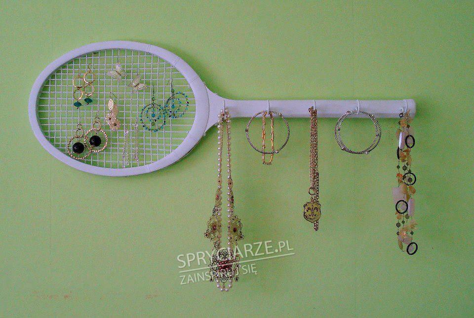 Wieszak do biżuterii z rakiety