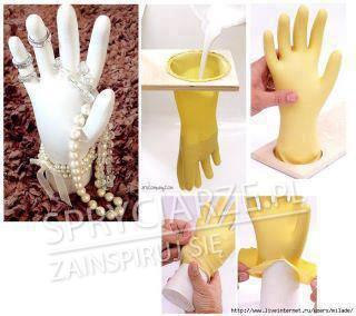 Dłoń jako wieszak na biżuterię