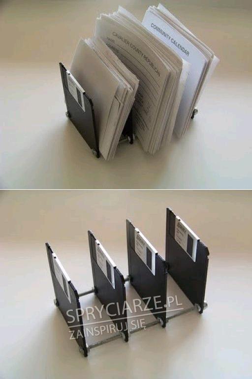Organizer na biurko ze starych dyskietek