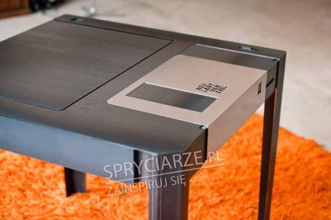 Stolik w kształcie zapomnianego nośnika danych