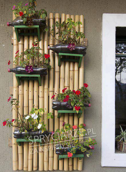 Bambusowo butelkowy pomysł na zawieszane doniczki na kwiaty