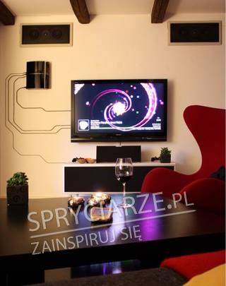 Jeśli już kable mają być na ścianie to niech będą ciekawie ustawione
