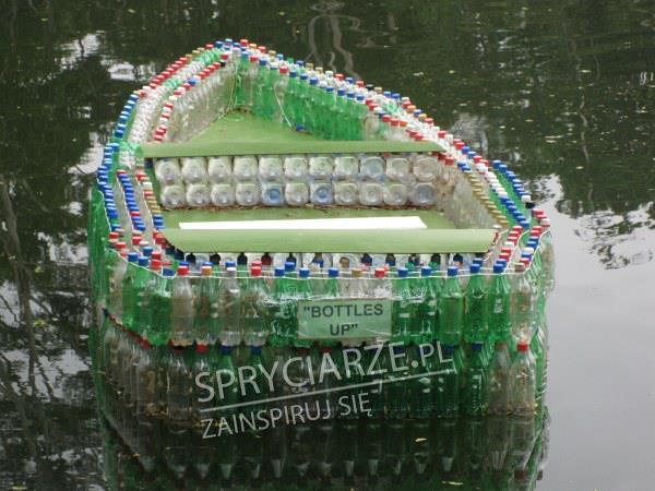 Łódka z plastikowych butelek