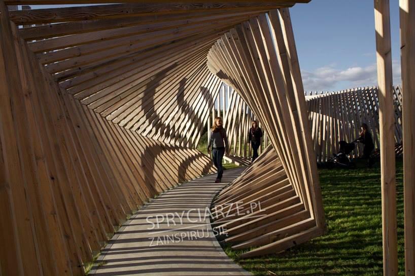 Zakręcony drewniany korytarz