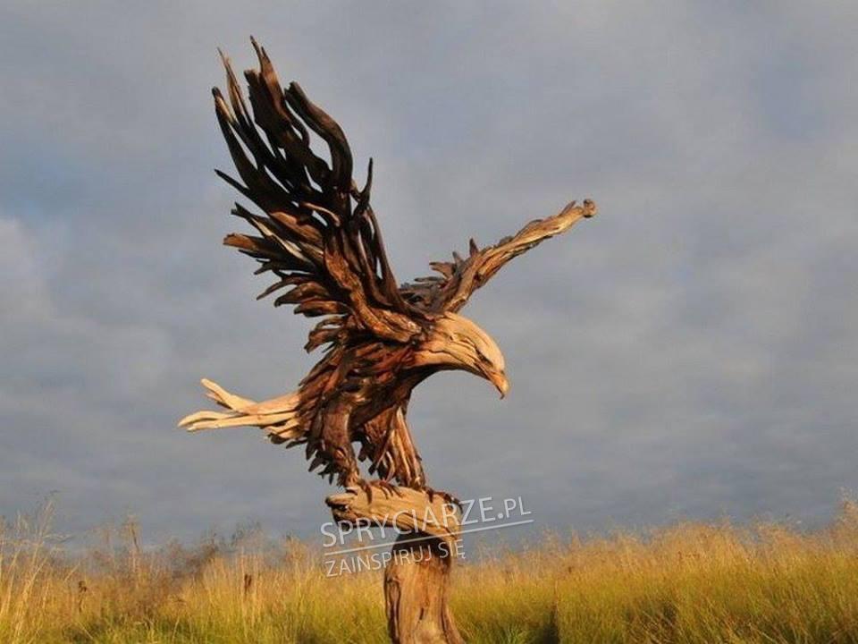 Piękna rzeźba orła wykonana z patyków i suchych gałęzi