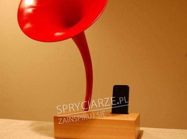 Stylowy wzmacniacz dźwięku podłączany do smartfona