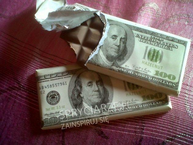 Czekolada w dolarowym opakowaniu