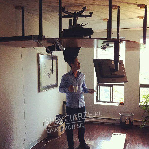 Dowcip z biurem do góry nogami