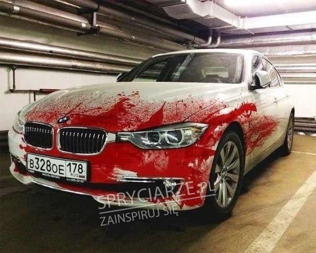 BMW z bardzo krwistym wzorkiem na masce