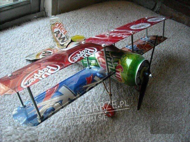 Samolot dwupłatowiec z puszek