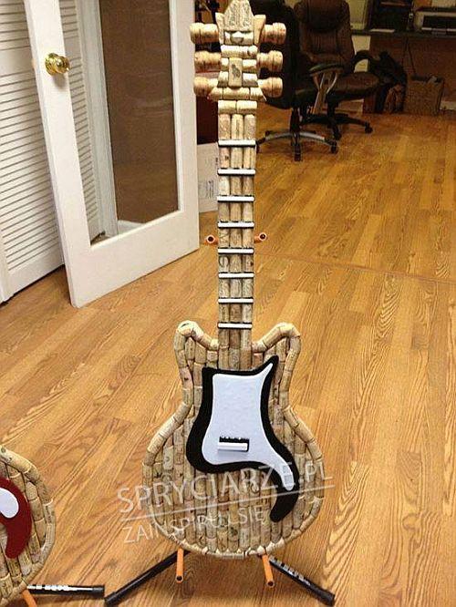 Gitara zrobiona z korków po winie