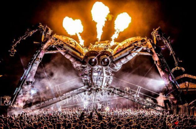 Gigantyczny pająk jako mega pokaz na koncercie
