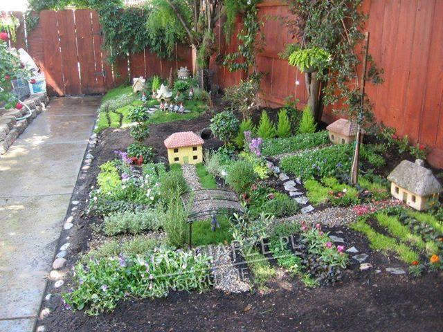 Miniaturowa wioska jako ozdoba ogródka