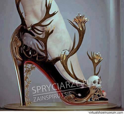 Bardzo nietypowe szpilki z czaszką