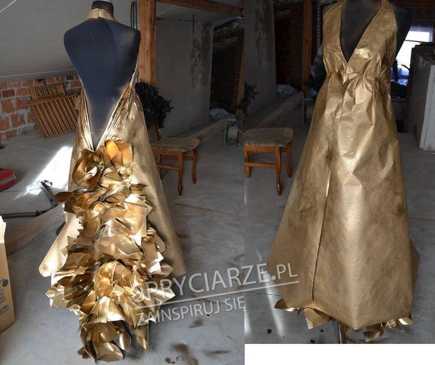 Suknia z gazet pomalowanych na złoto
