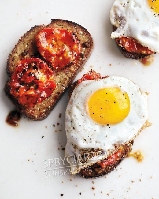 Chlebek, pomidorki i jajko - prosty sposób na super śniadanie