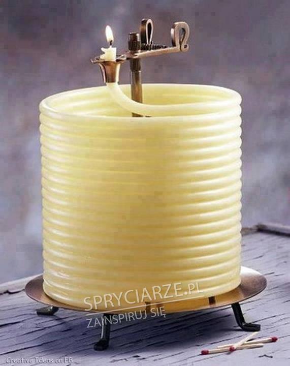 Spiralna świeczka z obracanym świecznikiem