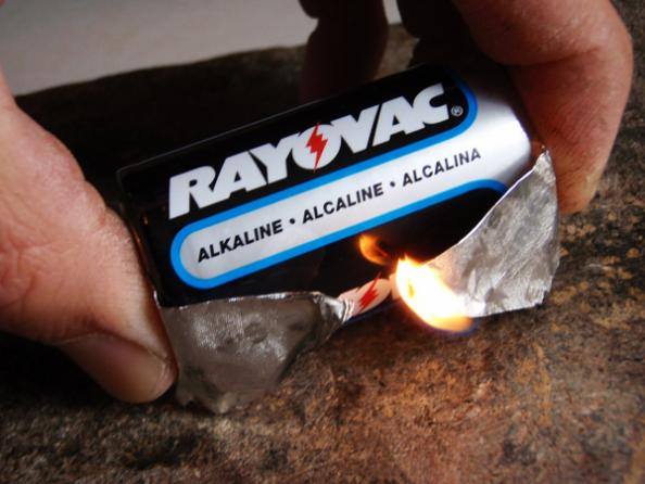 Odpalanie za pomocą baterii i papierka po gumie