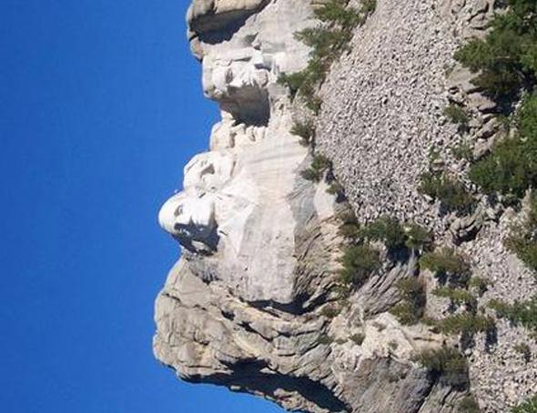 Naturalna skała przypominająca twarz