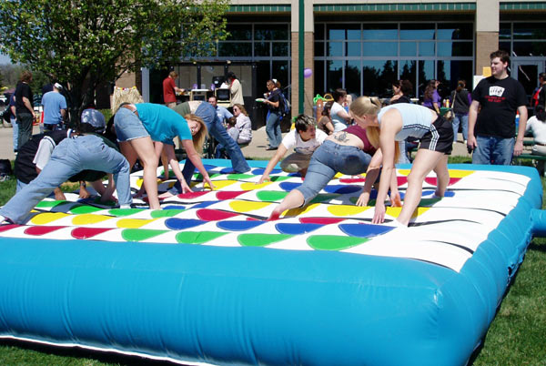 Dmuchany Twister jako pomysł na super zabawę