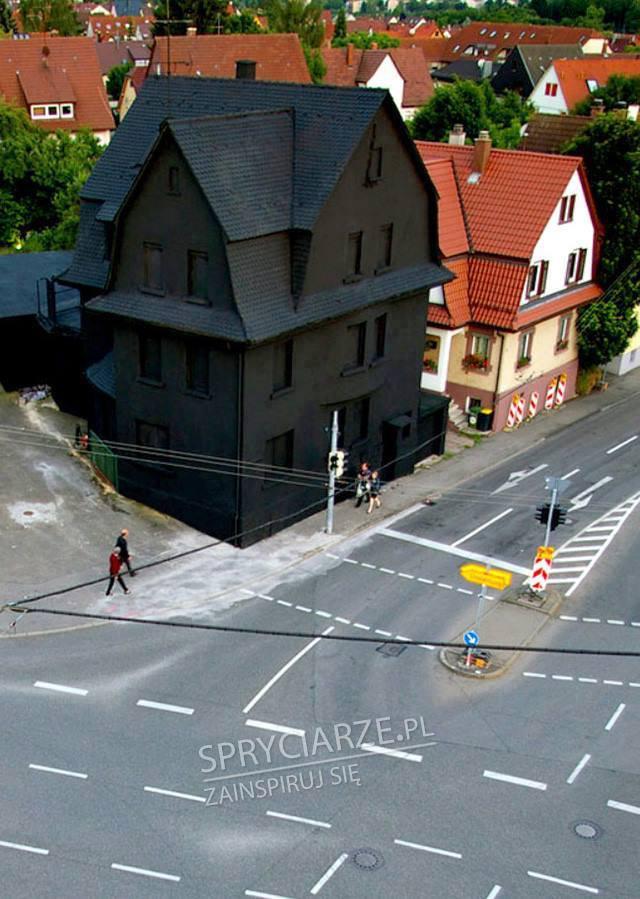 Czarny dom w Niemczech stał się znaną atrakcją turystyczną