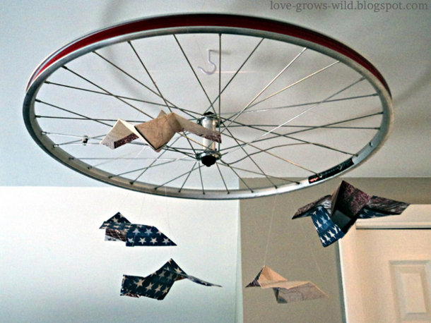 Koło rowerowe i papier