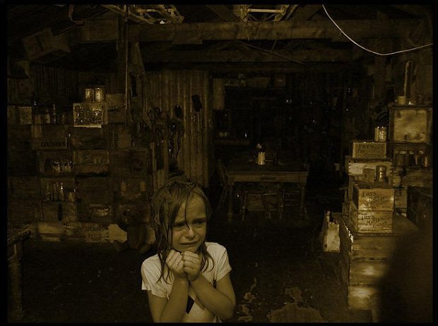 Nic dziwnego, że ta dziewczynka się boi