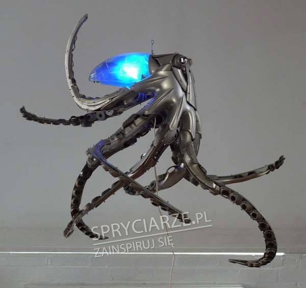 Lampka zrobiona z plastikowych części samochodowych