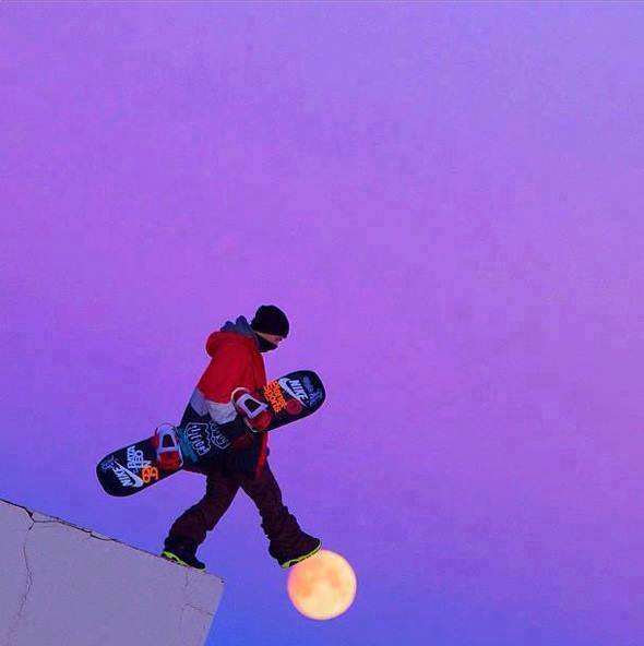 Snowboardzista na księżycu