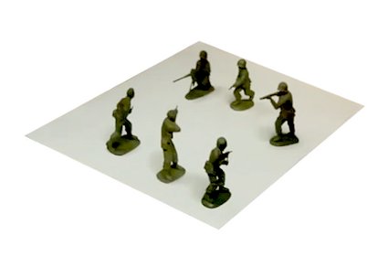 Jeden żołnierzyk jest prawdziwy a reszta to rysunek