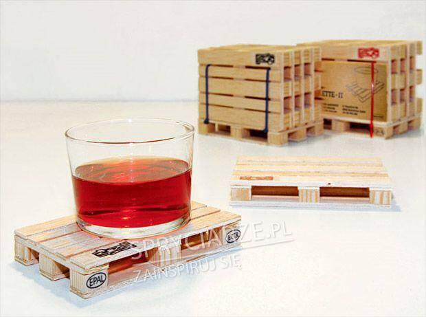 Podstawki w formie mini palet towarowych