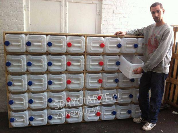 Szuflady z plastikowych baniaków