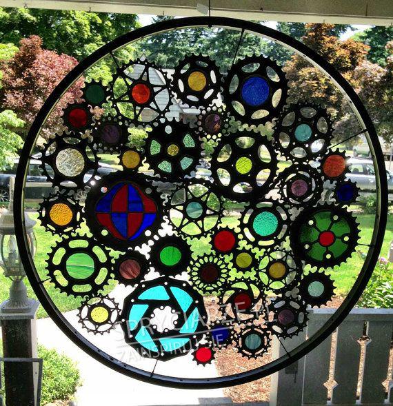 Witraż z rowerowych kół i zębatek