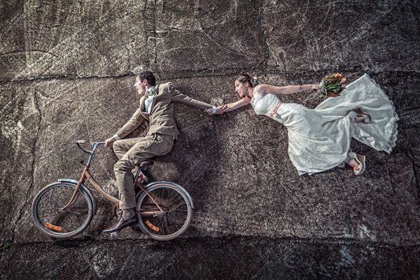 Pomysł na ślubne zdjęcie na rowerze