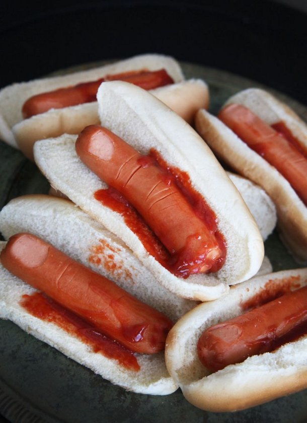 Smaczne hot dogi w stylu Halloween