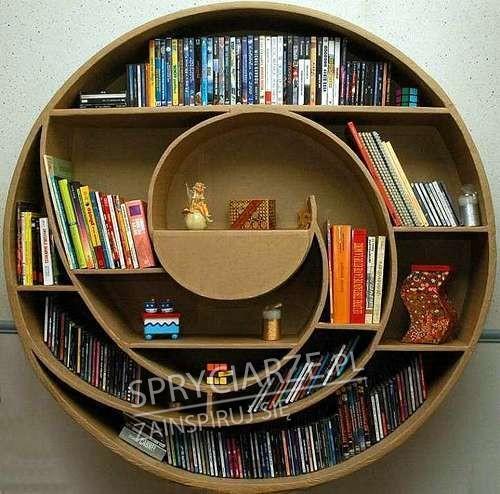 Zakręcona półka na książki i płyty