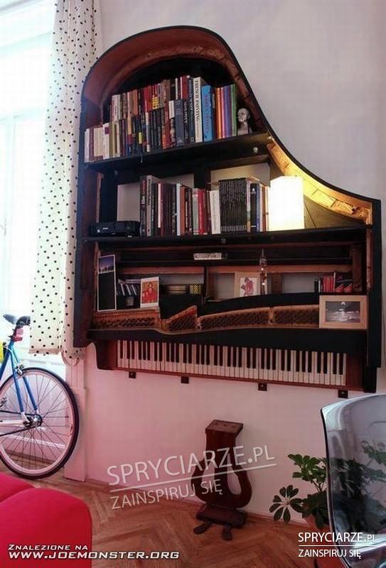 Półki z fortepianu