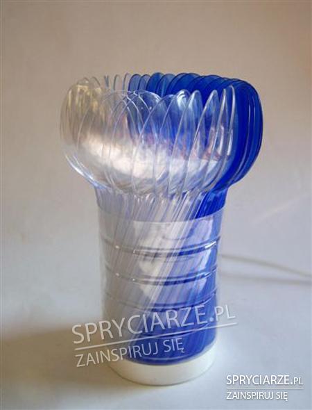 Plastikowe łyżeczki i butelka jako klosz do lampy