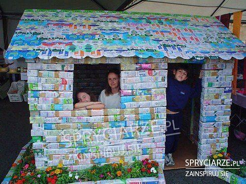 Domek dla dzieci z kartonowych pudełek