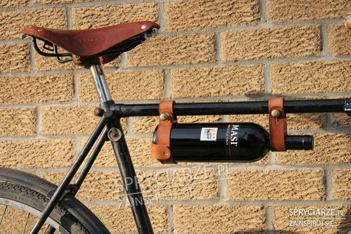 Wieszak na butelki w rowerze